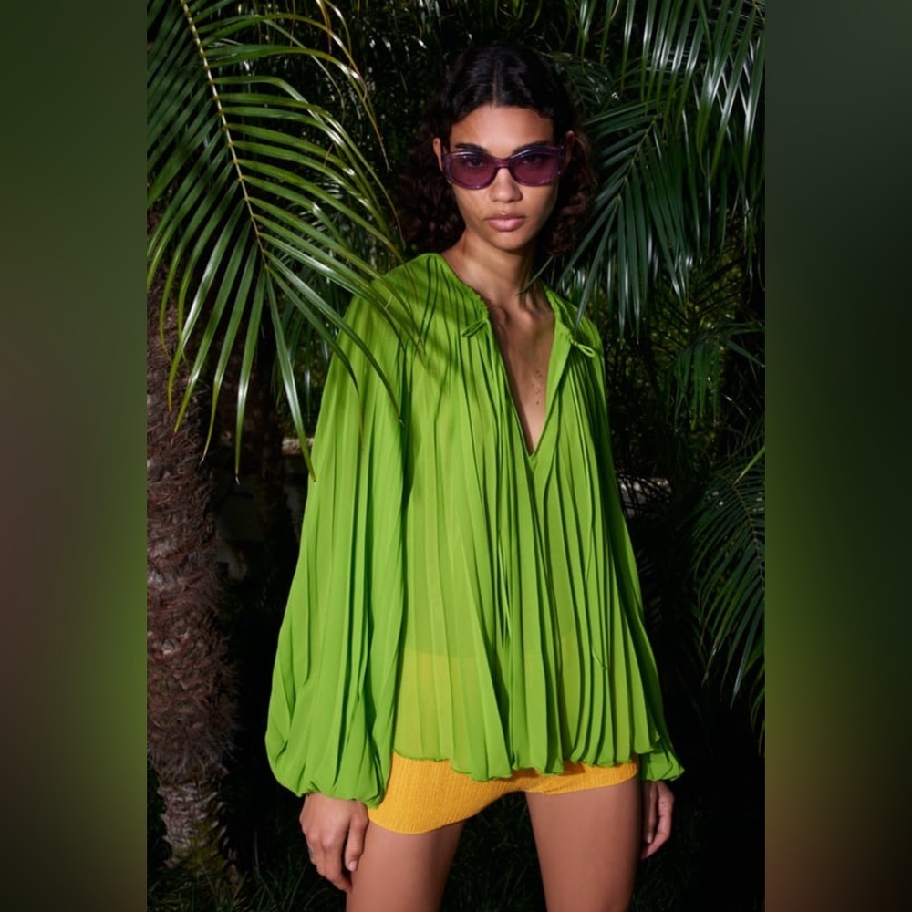 ZARA. NWT. Women’s Green Long Sleeves Pleated Blouse. On trend for Spring. 💚
